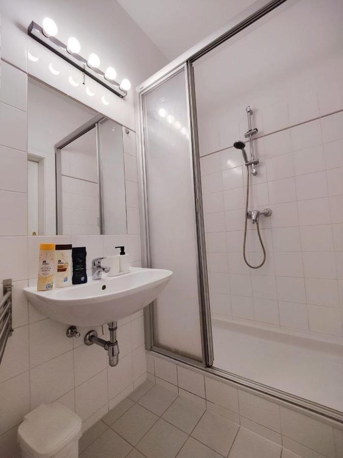 Central Mariahilfer Apartment 4 Min To The City Shopping Center And Schoenbrunn Palace Wina Bagian luar foto