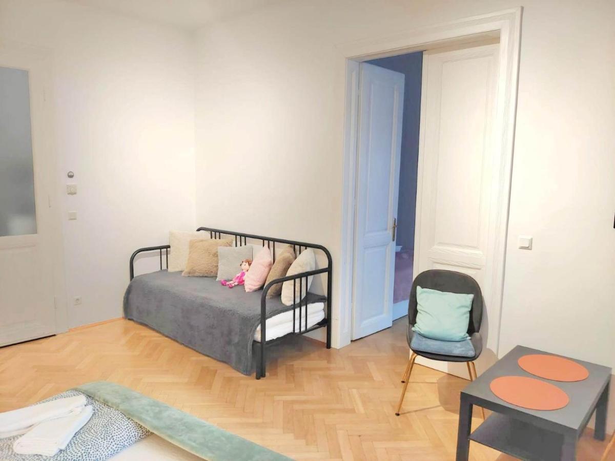 Central Mariahilfer Apartment 4 Min To The City Shopping Center And Schoenbrunn Palace Wina Bagian luar foto